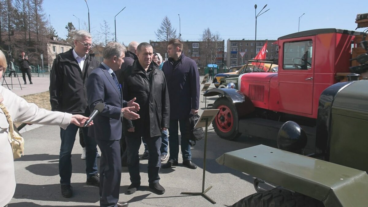 Юрий Трутнев посетил на Камчатке выставку ретро-автомобилей времен Великой Отечественной войны