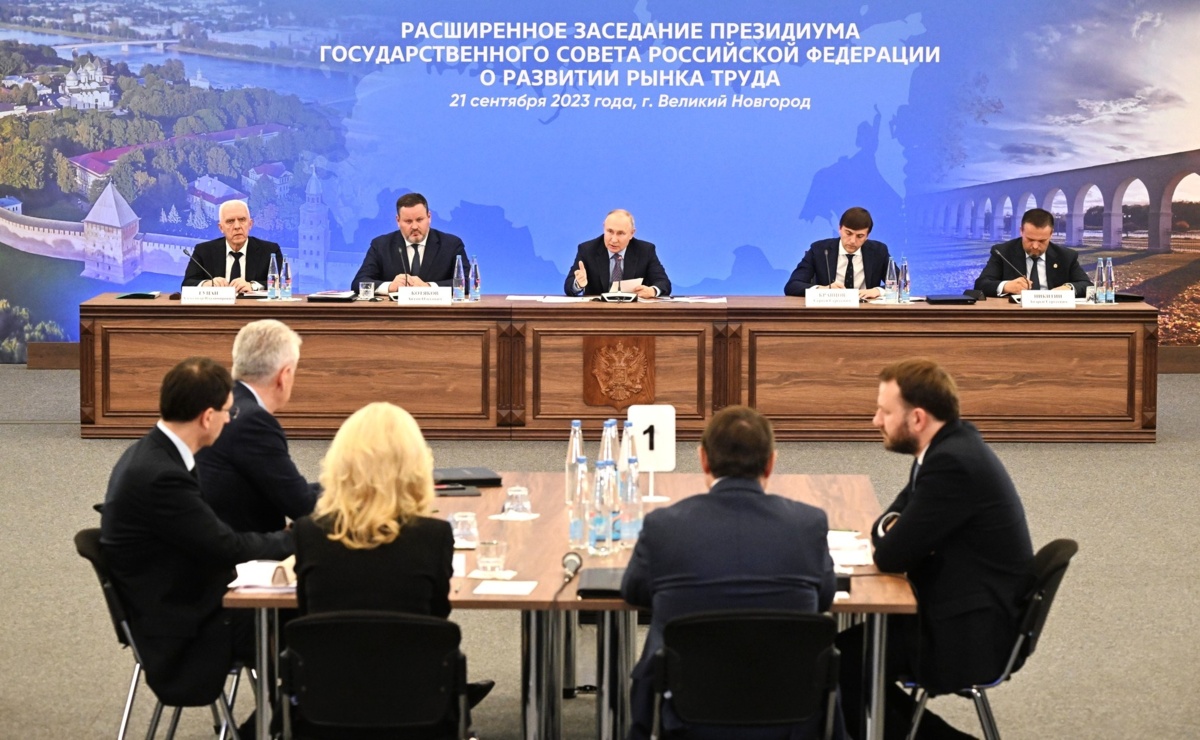На расширенном заседании Президиума Государственного Совета Сергей Кравцов предложил закрепить проведение демонстрационного экзамена на законодательном уровне