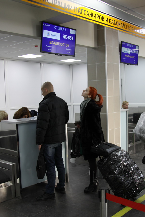 Петропавловск камчатский аэропорт вылета сегодня. Аэропорт Петропавловск-Камчатский внутри. Пассажиры аэропорт Камчатка. Стойка регистрации в аэропорту. Стойки регистрации в аэропорту Камчатки.