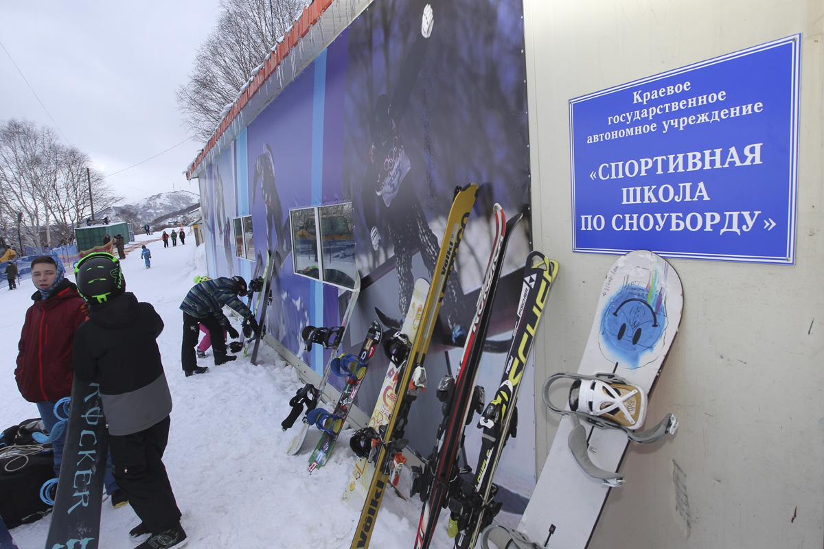 Спорт петропавловск камчатский. Петропавловск-Камчатский, спортивная школа по сноуборду. Горнолыжная база "Центральная".. Камчатка сноуборд. Лыжная база Лесная Камчатка.