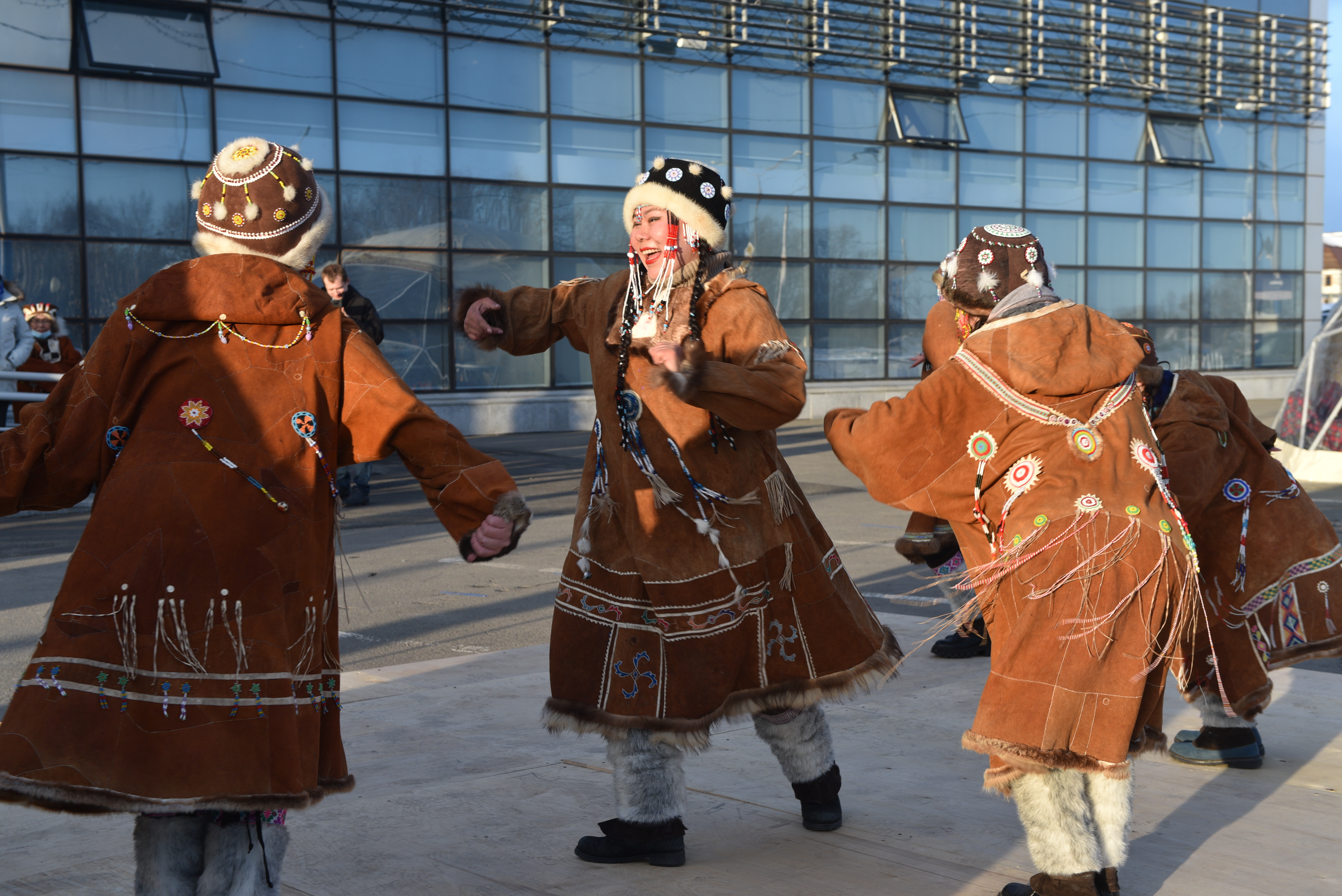 Кухлянка обувь каких народов. Пушнина Камчатка. Сказочная Камчатка. Выставка пушнина меха Сказочная Камчатка. Кухлянка современная и стильная.